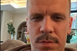 真剃光了还是整活什琴斯尼社媒晒光头：媳妇也不喜欢黑发