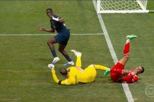 愿无大碍！穆西亚拉与多纳鲁马撞在一起，脚踝变形&amp;被担架抬走