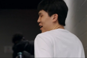 抵达球馆！球迷冲着杨瀚森喊“哥哥好帅”  杨瀚森一脸嫌弃