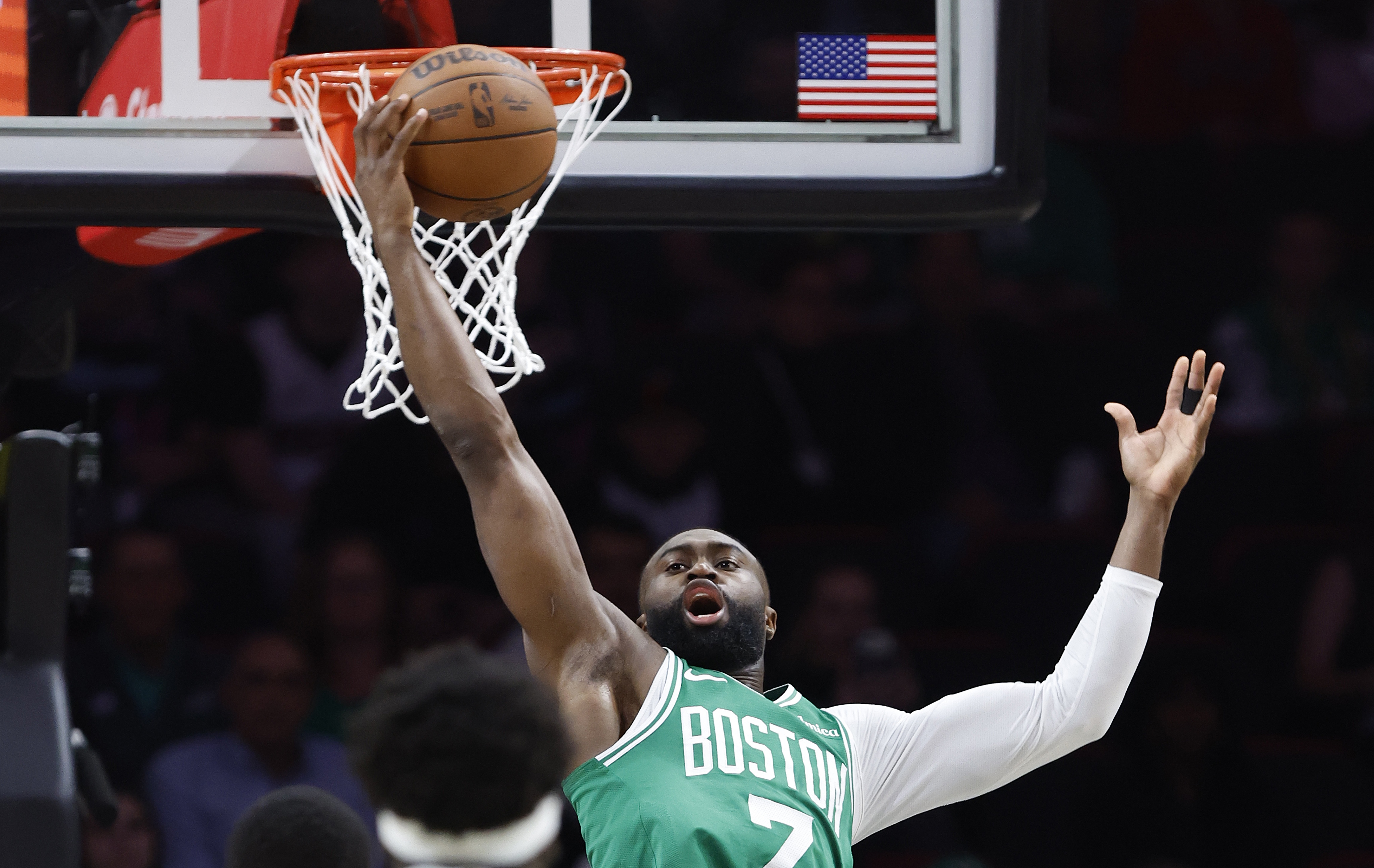 必一运动登录入口-火力全开！杰伦·布朗半场15投7中&amp;三分3中2 拿下17分9板1助1断