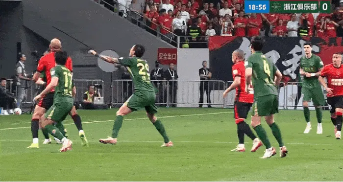 必一运动-张佳祺争顶费利佩倒地，前者动作过大染黄